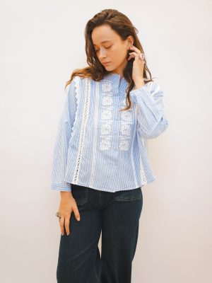 חולצת פסים תכלת כפתורים ותחרה