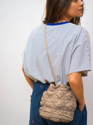 באקט נשיקות אפור