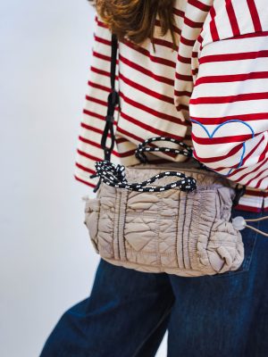 תיק נשיקות אפור בזי'