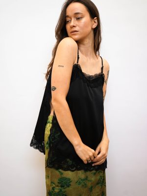 גופיית לאנז'רי שחורה