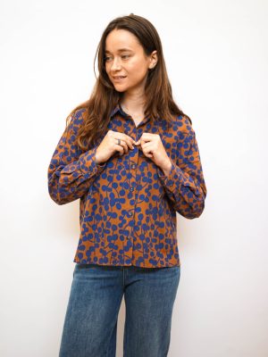 חולצת אוכמניות חום כחול