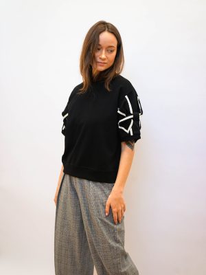 טי פפיון בשרוולים שחור