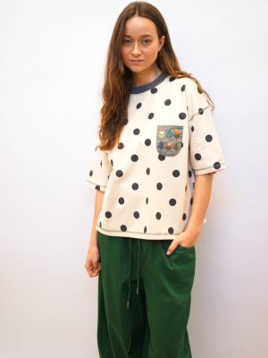 חולצת דוטס כיס רקום משובץ