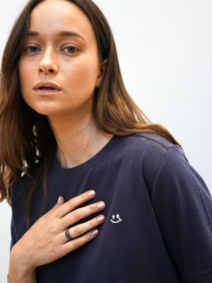 טי חיוך סגול