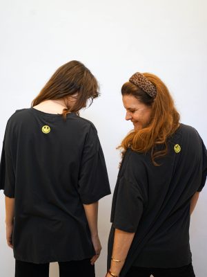טי סמיילי בגב אפור כהה