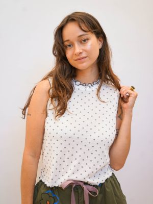 גופיית פרחים פסי קונטור לבן
